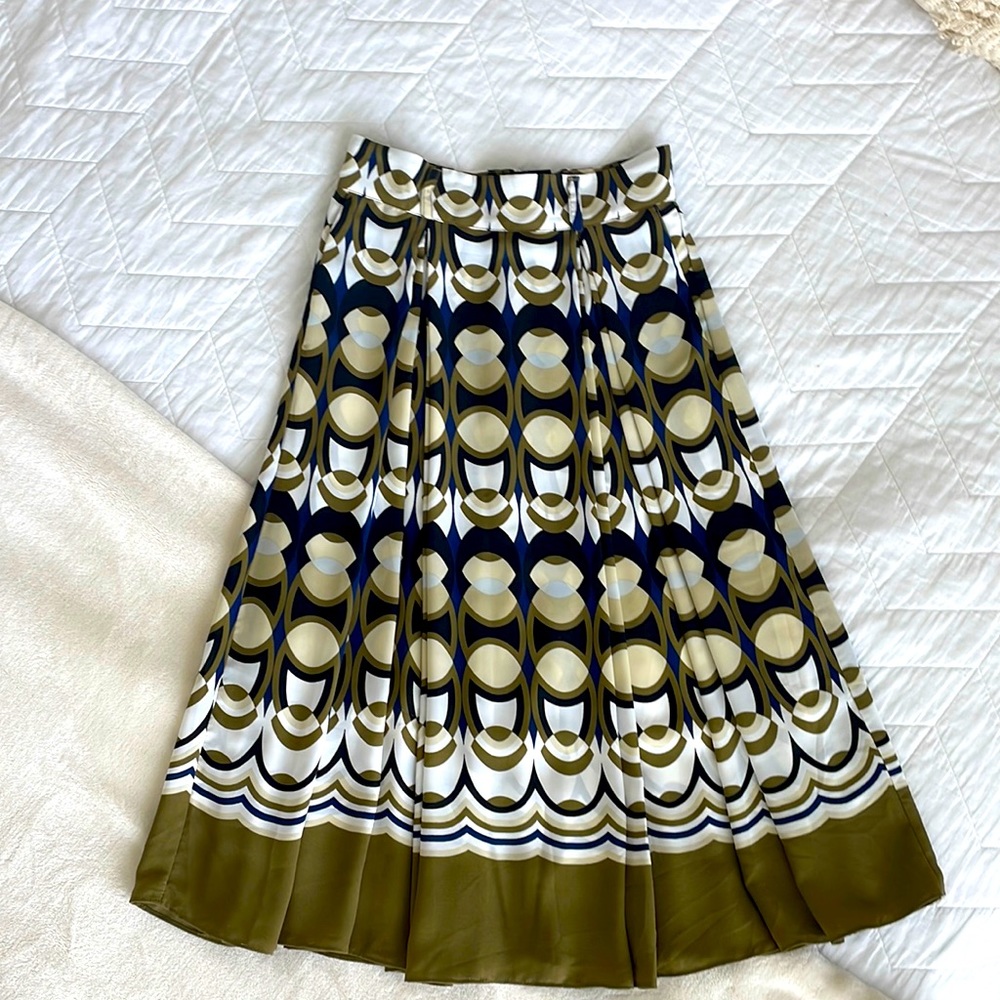 H&M midi pleated geo pattern skirt - size 4